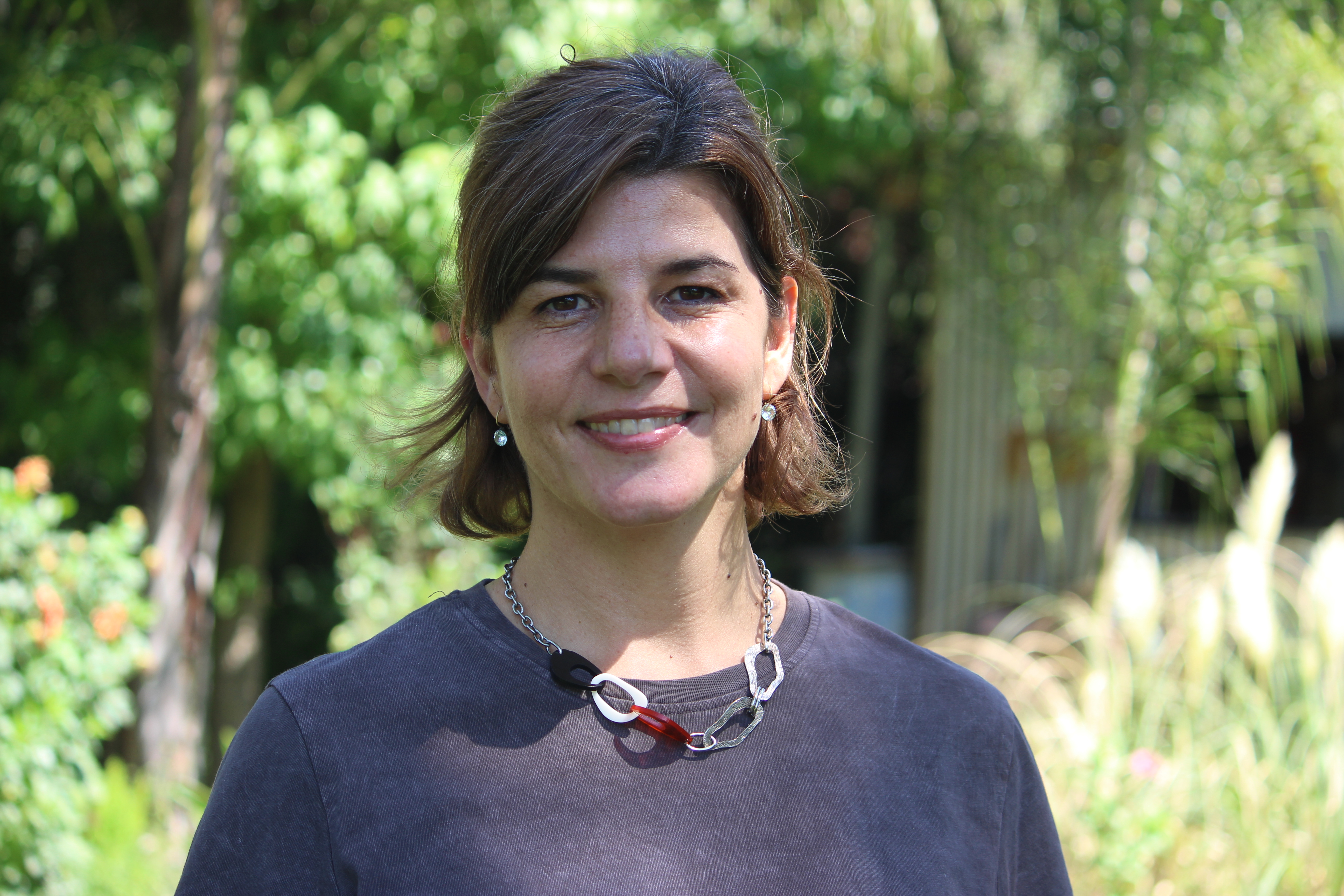 Foto de Camila Pfeiffer sonriendo y presentandose
